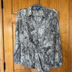 Women's Apt. 9 Black and Gray Patterned Shirt size Large